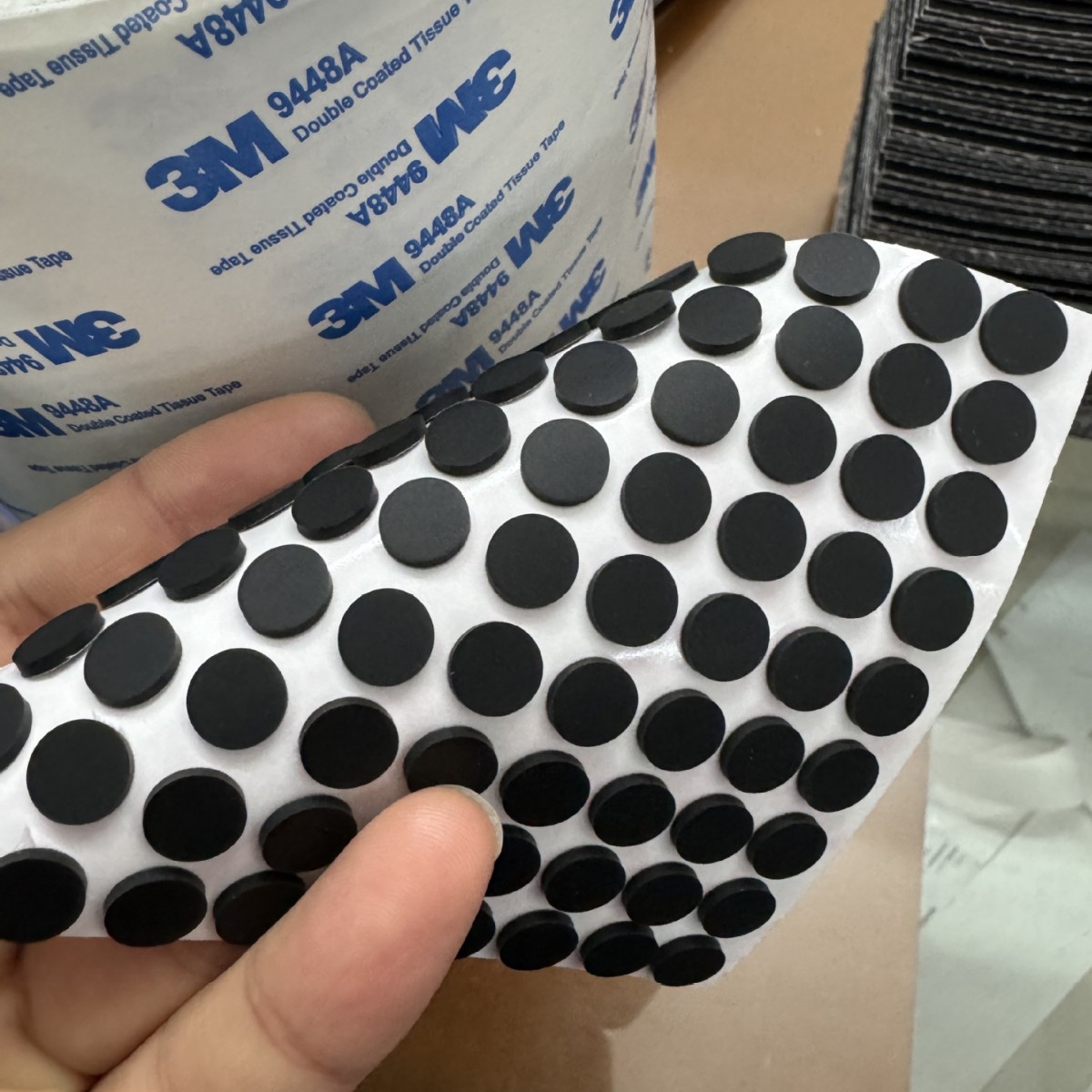 Производитель продает черные и белые круглые и квадратные силиконовые ножки, пластиковая основа, прокладка