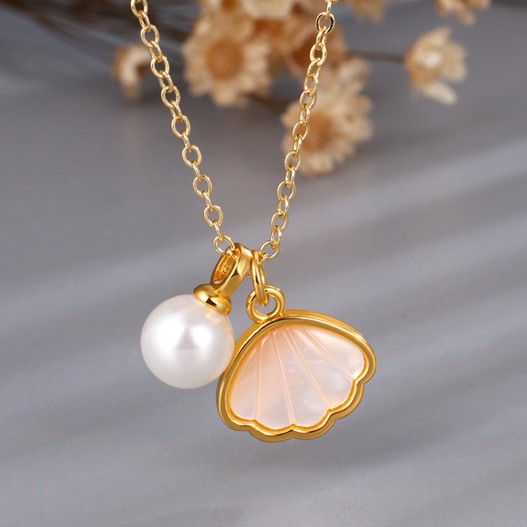 Новый летний кулон-ожерелье из пресноводных жемчужин формы риса 2025 года для женщин, геометрический модный аксессуар для повседневной носки, медное ожерелье