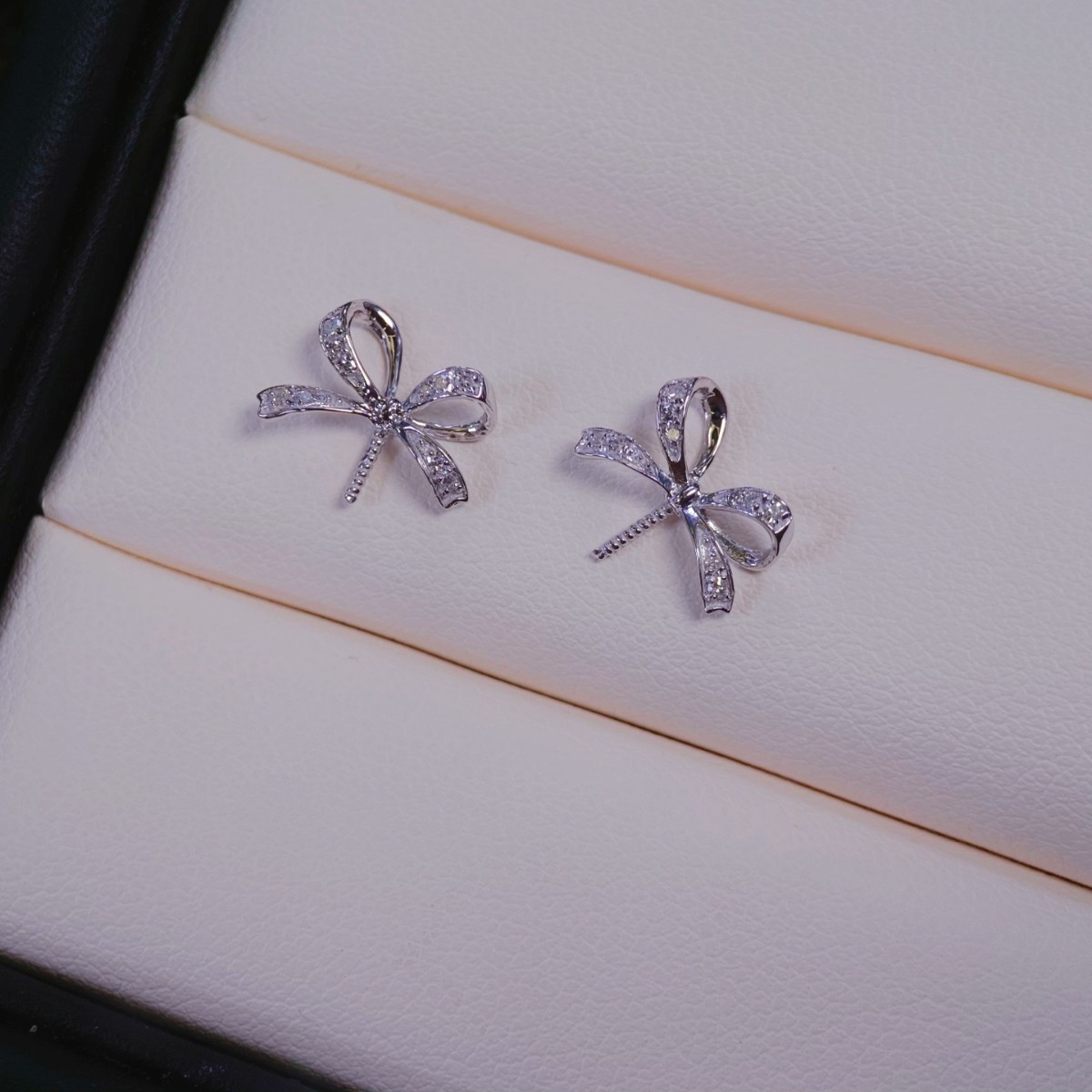 Pt900 Accessories Diamond Pendant Accessories Diamond Inlaid D0.05/Ct Picture with 9-10mm Pearls Without Bead Chain