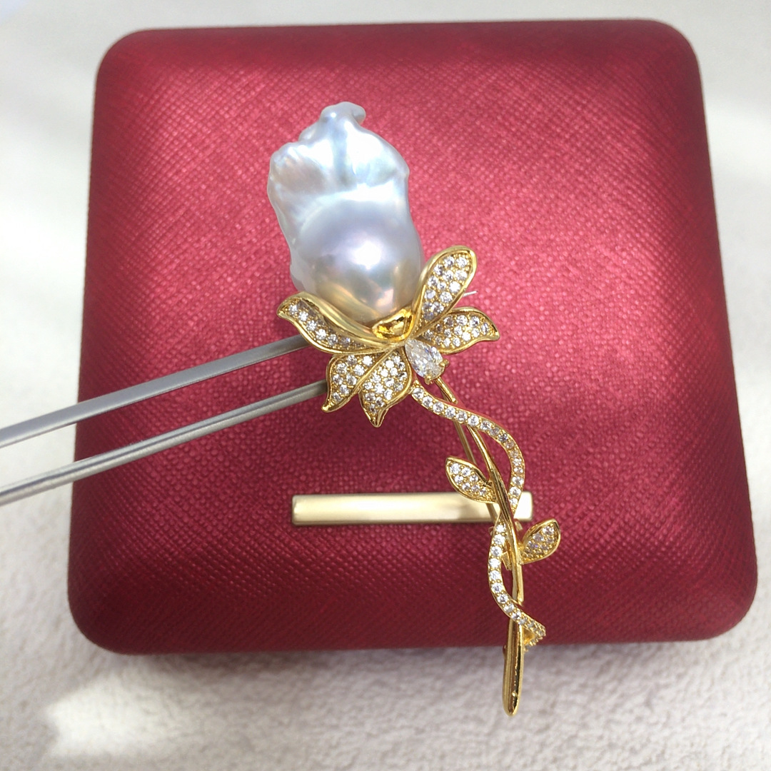 Seiko Natural Freshwater Pearl Brooch Fashion Fish Tail Locke Rose Corsage Elegant High-End Live Supply
