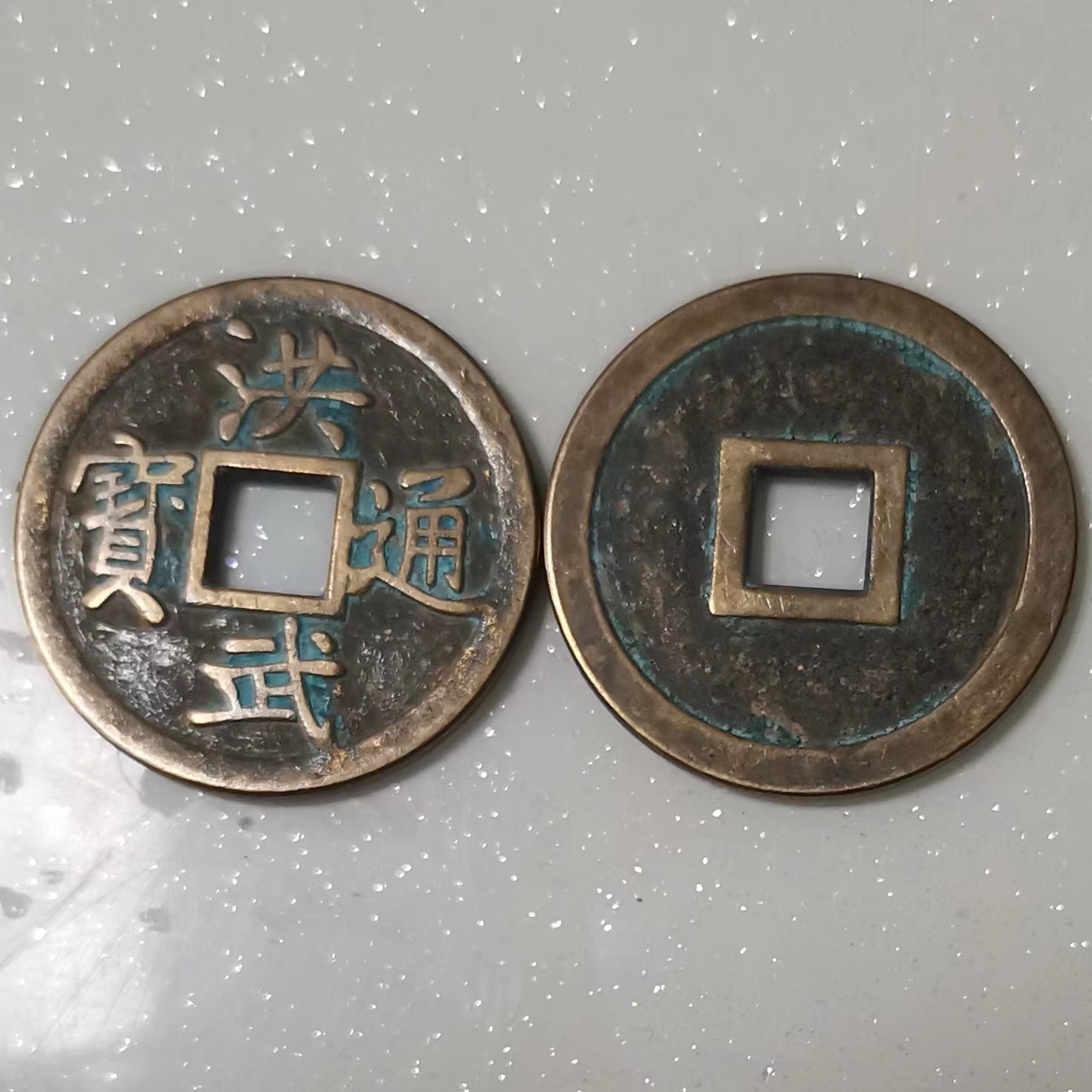 Диаметр 2.5 см, антикварные бронзовые монеты: Шэнсуну Цяньюань Чжунбао, Тяньси Сяньфу Юаньбао, Да Чаотунбао, Хунвутунбао