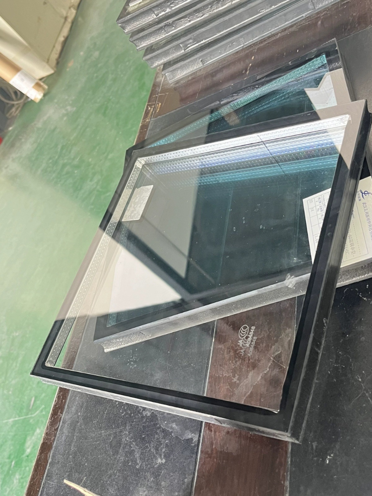 Стекло с двойным остеклением, матовое, полое, низкоэмиссионное, многослойное, для окон и стен зданий