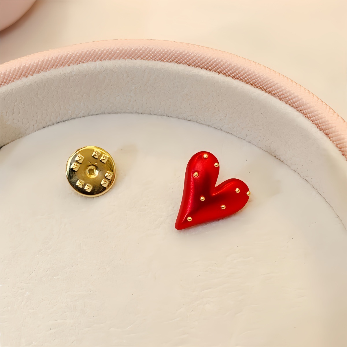 Summer Red Heart Anti-Exposure Brooch Buckle for Women, High-End Accessible Luxury Fixed Clothes Shirt Collar Button Accessories