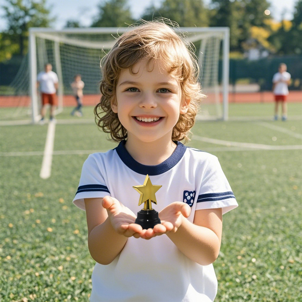 Kindergarten five-pointed star small trophy children's games plastic star trophy award mini creative props wholesale