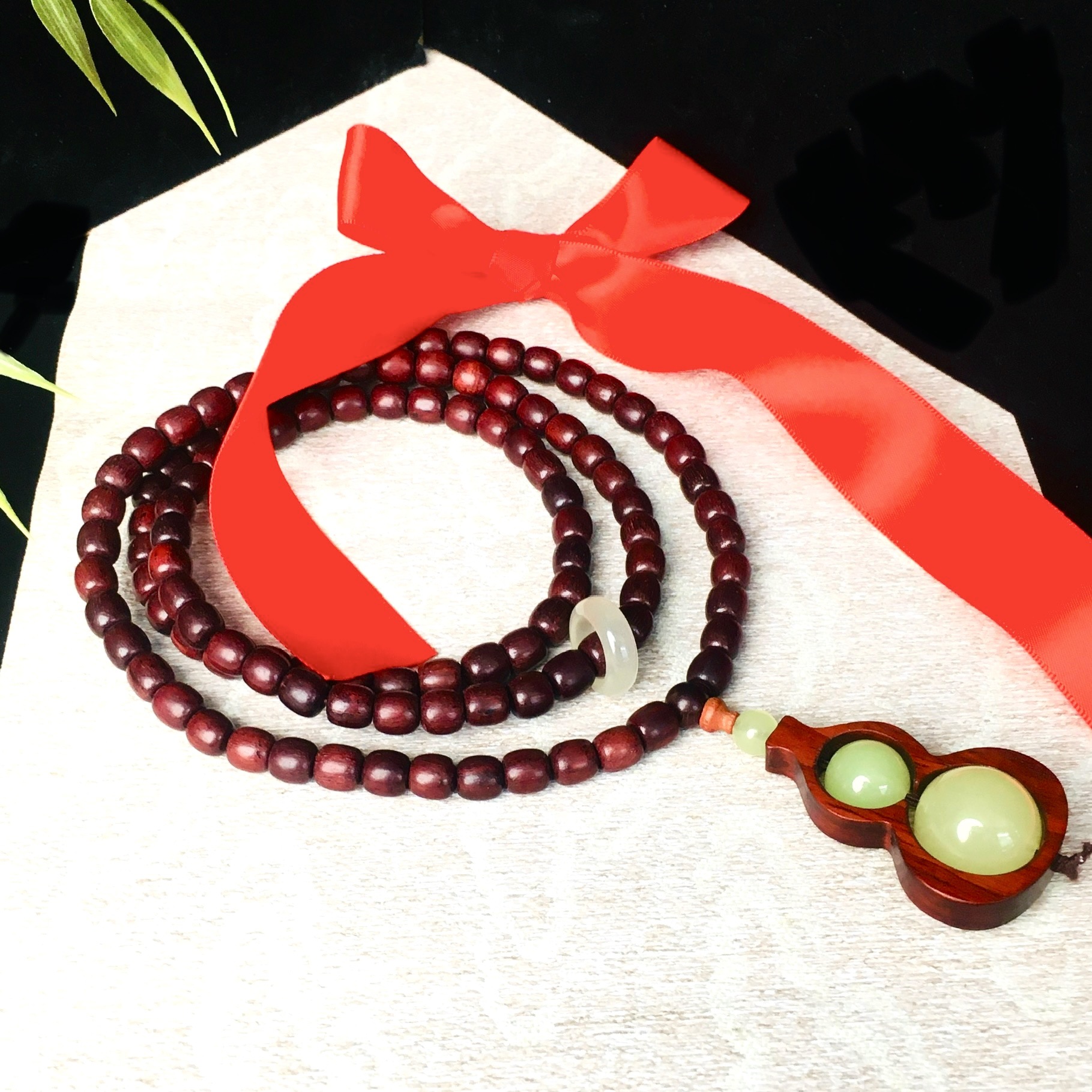 Бусина грушевидная маленький лист розового дерева ожерелье