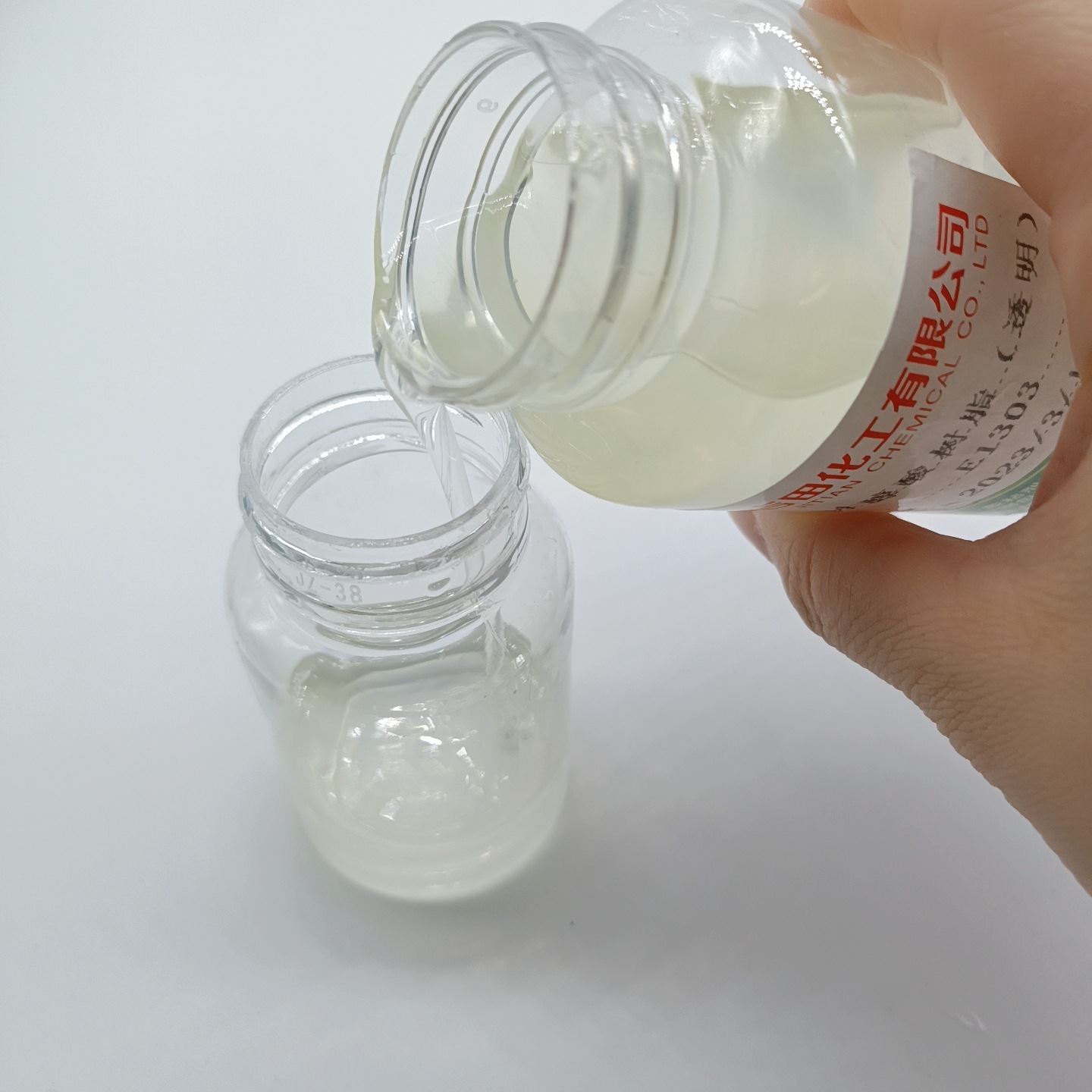 A Water-Based Alkyd Resin E1303 Transparent Viscous High Solid Content 50% Quick-Drying and Water-Resistant Industrial Baking Paint Raw Material