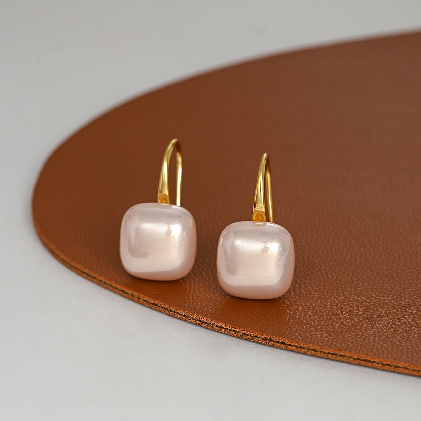 Новые светло-розовые маленькие серьги-кубики сахара для женщин, простые и элегантные, универсальные серьги для женщин, изысканные модные персонализированные украшения для ушей для женщин