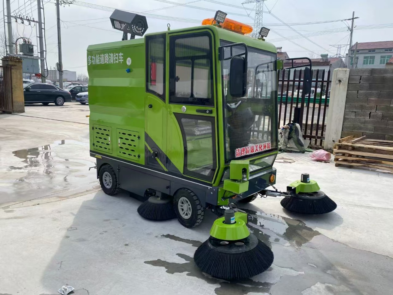 Small Electric Three-Wheel Sprinkler Truck Engineering Three-Wheel Sprinkler Truck Landscaping Three-Wheel Fog Cannon Sprinkler Truck Sweeper