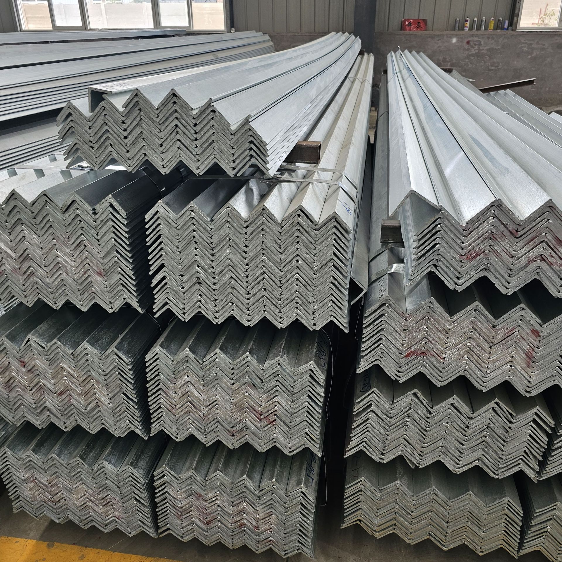 Hot-Dip Galvanized Angle Steel 40*40 Specifications Are Available from Stock and Can Be Used for Curtain Wall Machinery Manufacturing