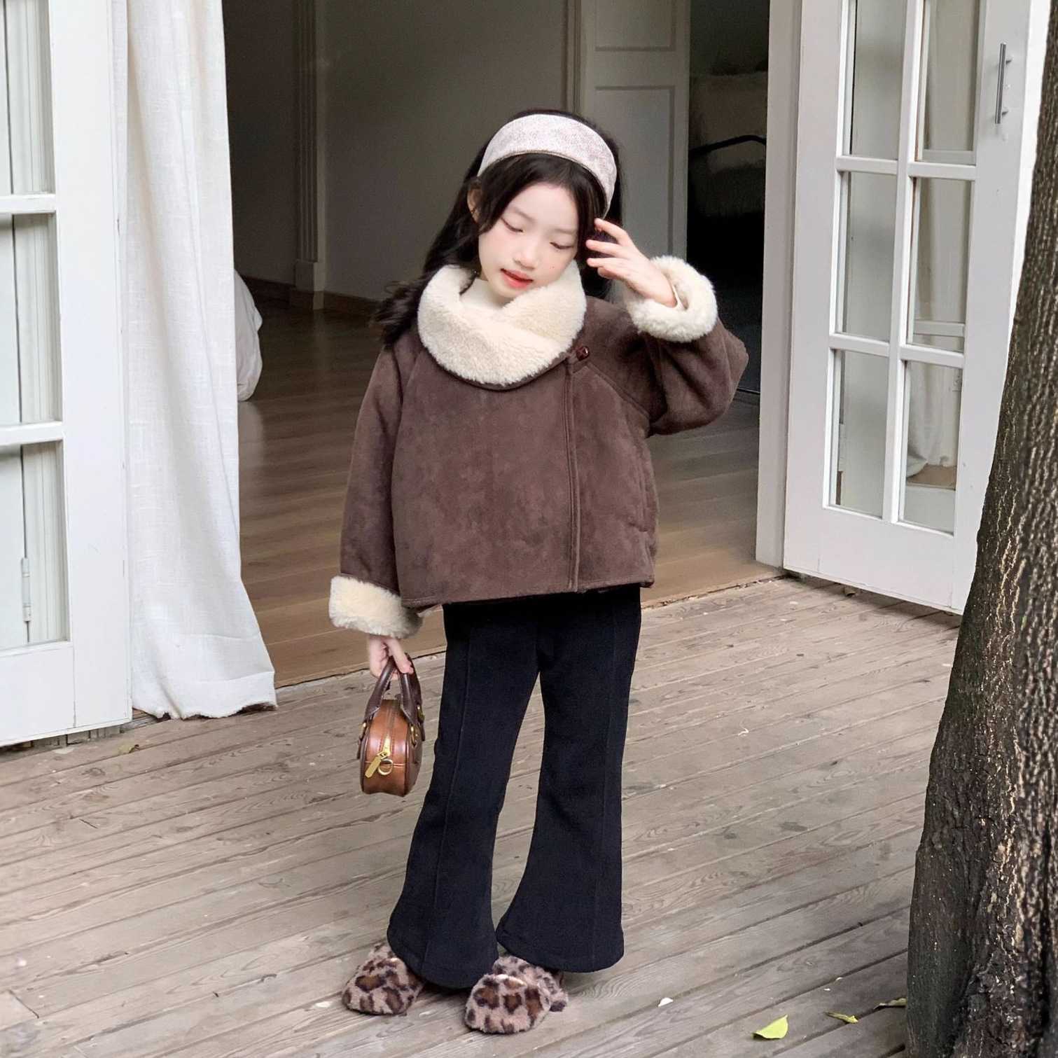 Куртка из замши для девочек, осень и зима 2025 года, корейский стиль, интегрированная утолщенная теплая верхняя одежда для девочек