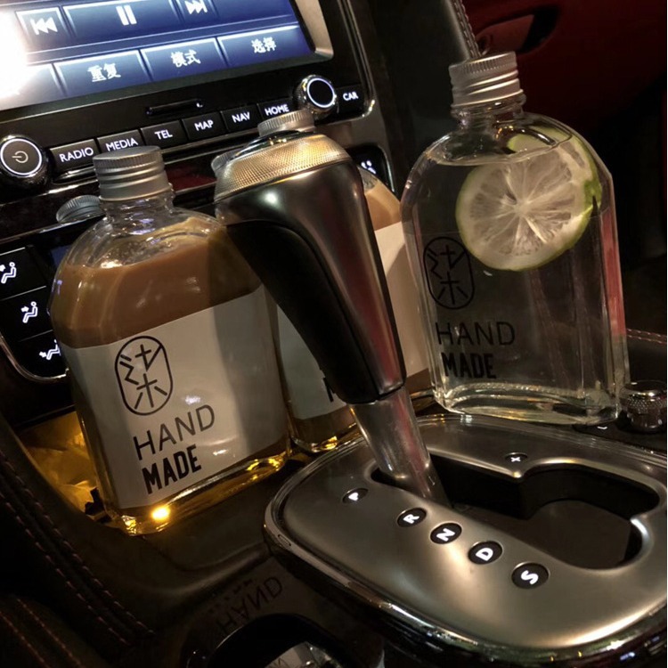 Factory sales new juice beverage bottle flat wine bottle coffee cold drink milk tea bottle light cut-off oblique shoulder flat glass empty bottle