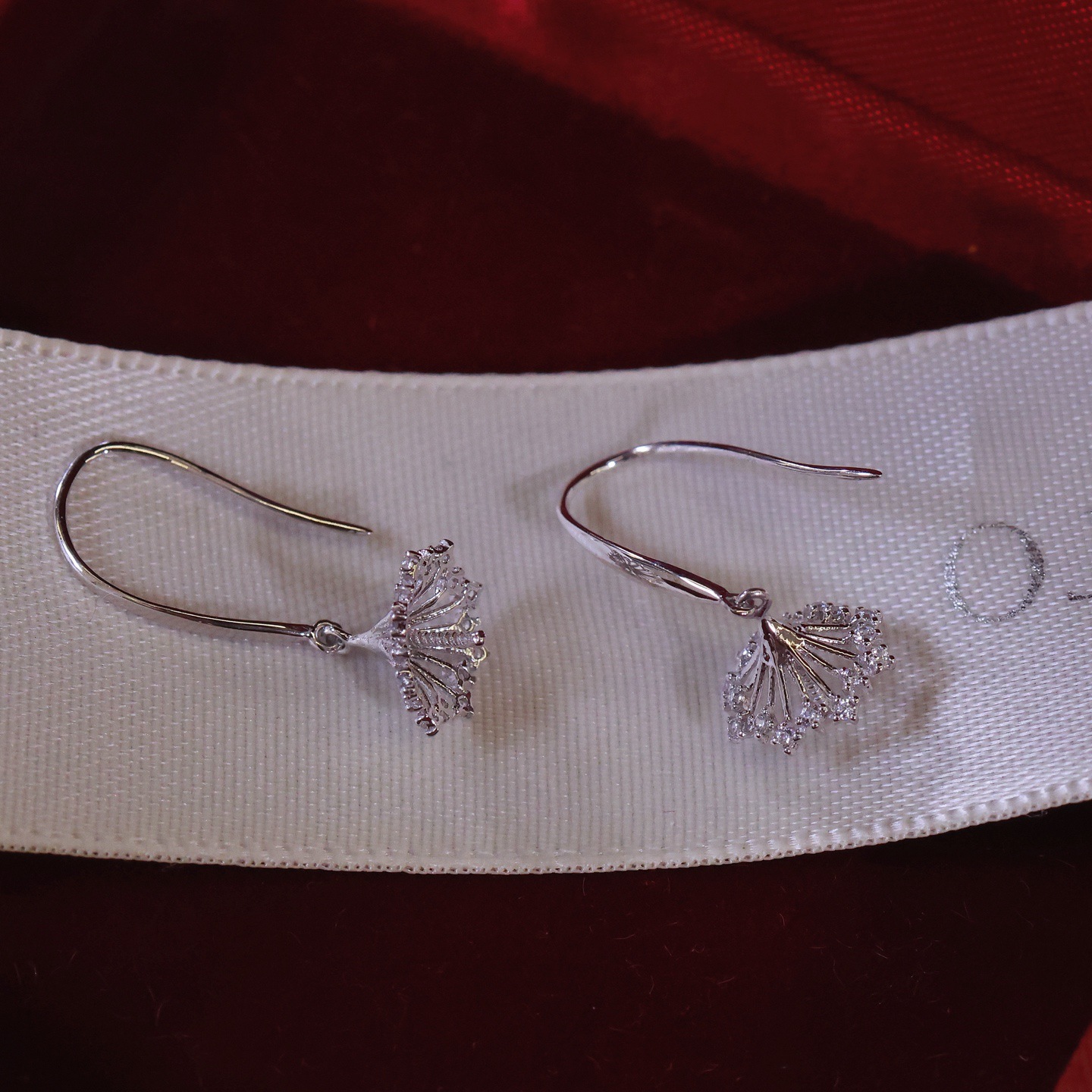 Pt900 Platinum Accessories, Bright Star Ear Hooks, White Zircon Inlay, Picture with 9-10mm Pearls, Beads Not Included