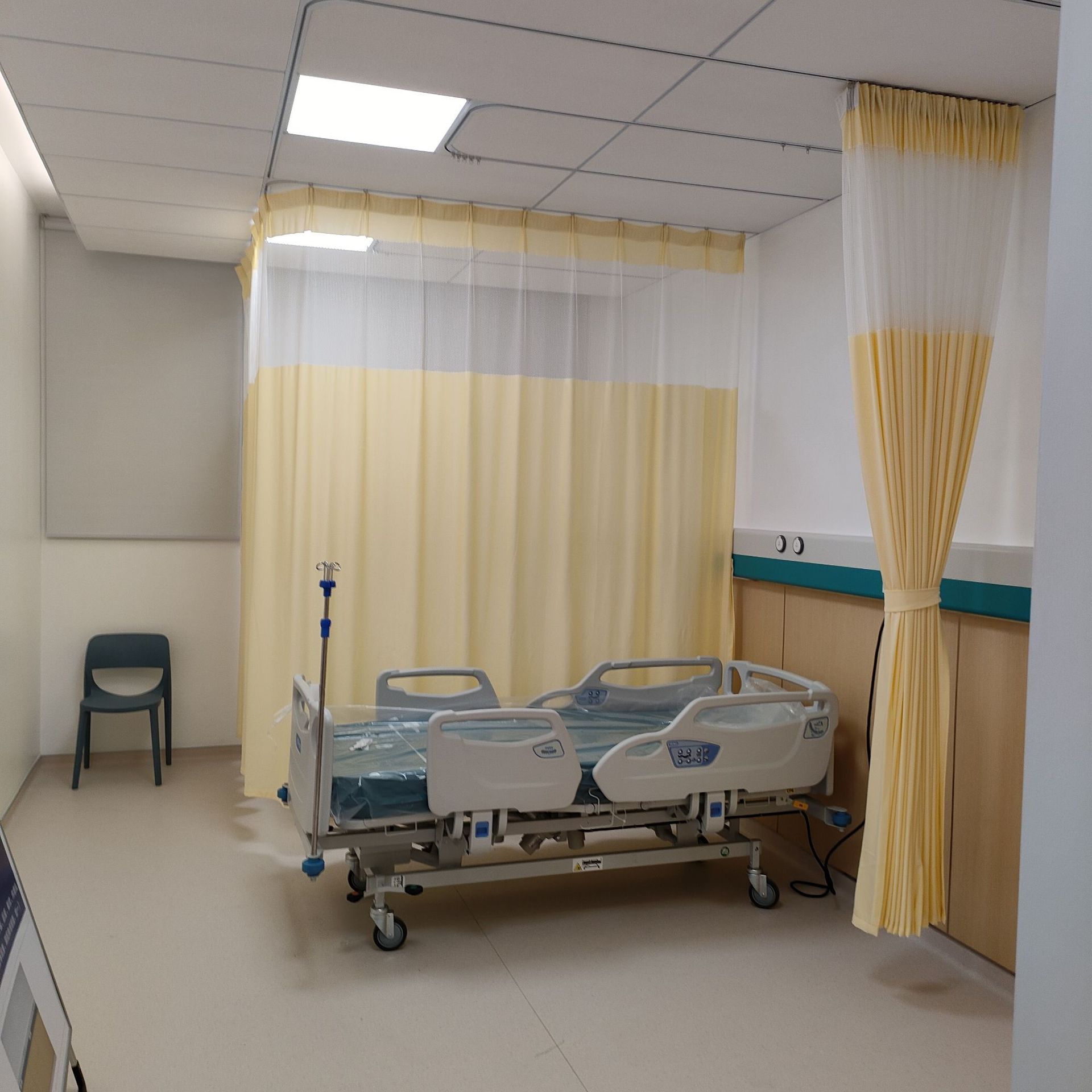 Specialized Non-Transparent, Flame-Retardant, Antibacterial Uli Two-Tone Curtains for Beauty and Wellness Centers, Therapy Beds, Clinics, and Hospitals