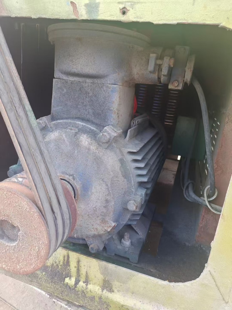 A 260 Three-Roller Grinder Has Just Been Idle with an Explosion-Proof Motor. the Boss Who Needs It Has Contacted Me