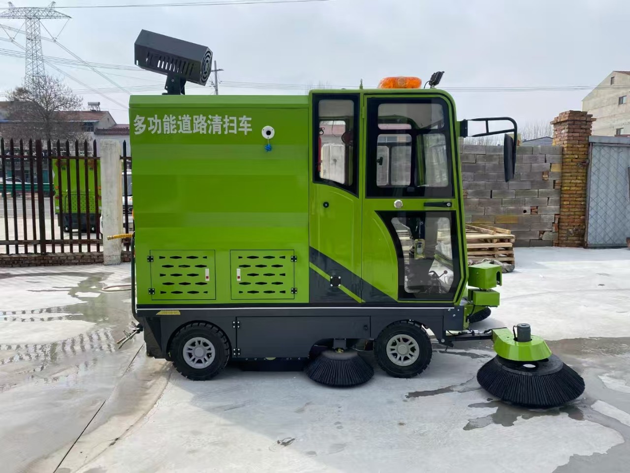 Small Electric Three-Wheel Sprinkler Truck Engineering Three-Wheel Sprinkler Truck Landscaping Three-Wheel Fog Cannon Sprinkler Truck Sweeper