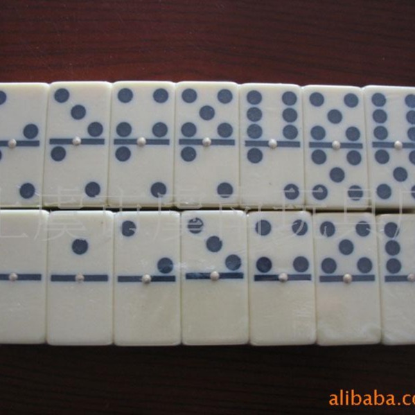 Supply wooden boxed dominoes baked LOGO, carved dominoes entertainment game cards