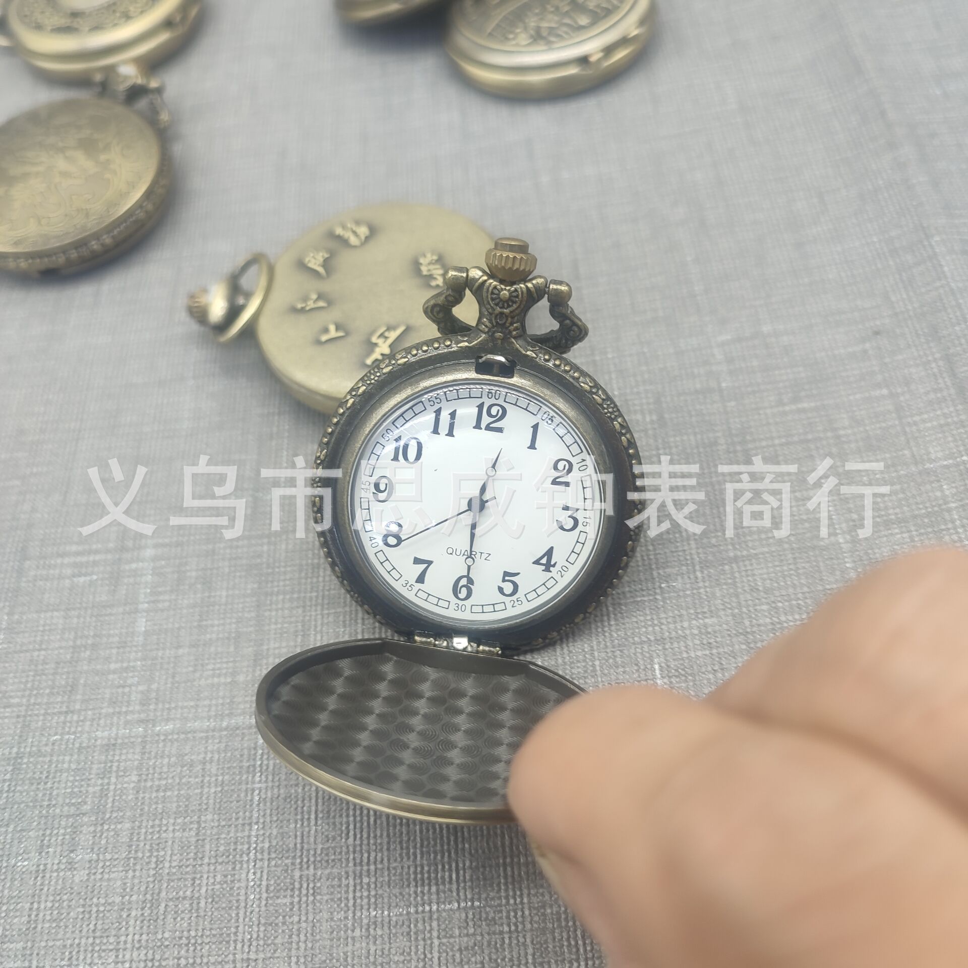 Cross-border hot sale large bronze carved hollow locomotive quartz pocket watch in stock foreign trade vintage pocket watch