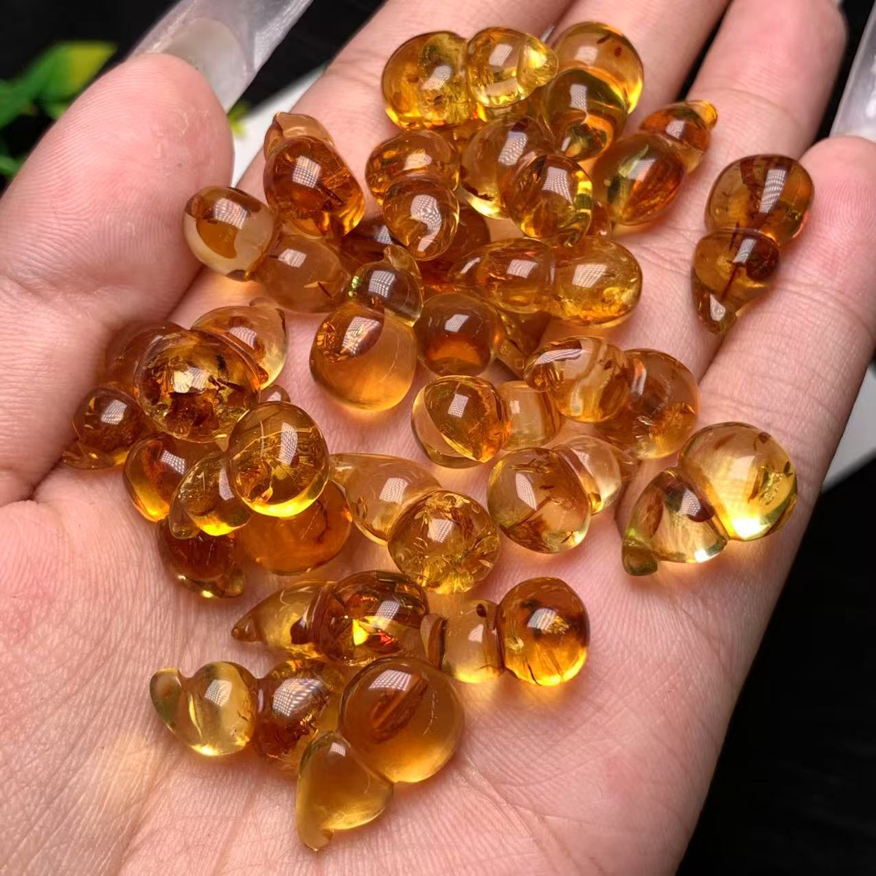 Natural amber flower pear gourd small accessories flowers three-dimensional artistic conception beautiful text play accessories can pond jewelry wholesale