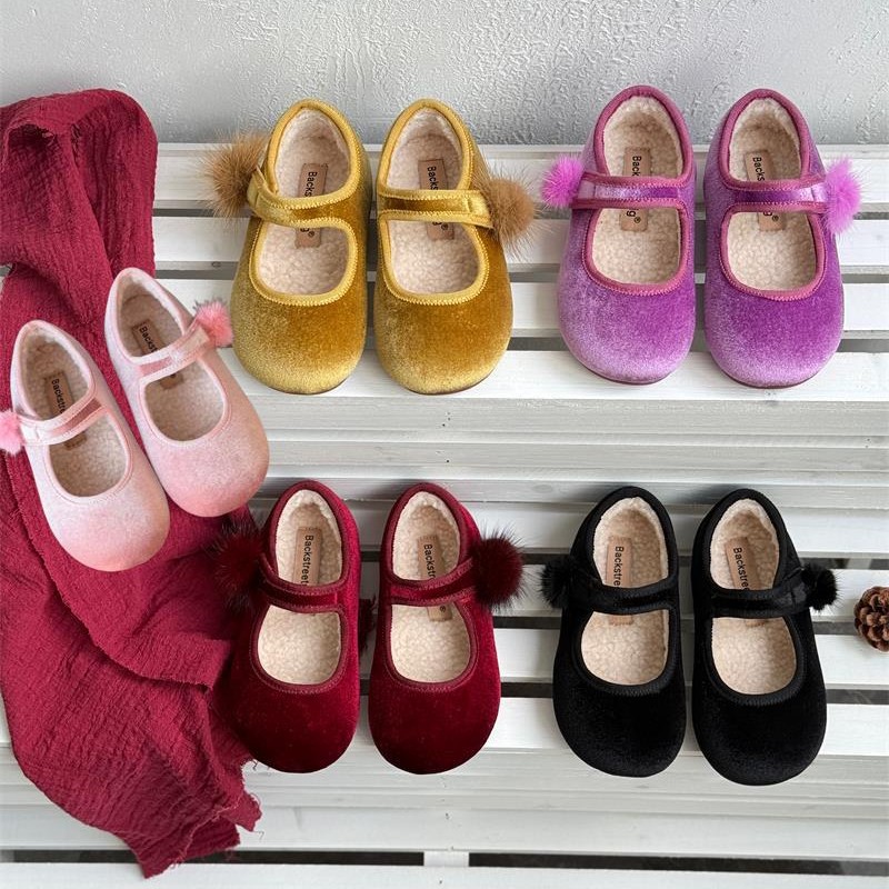 Туфли для девочек, новинка осень-зима 2025, бархатные принцессные туфли с милым меховым шариком, мягкая подошва, универсальные для Нового года