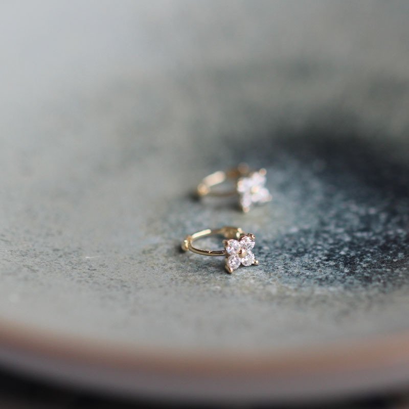 Mini Four-Leaf Flower Earrings Pure 9K Gold Zircon Elegant Simple Small Earrings Ear Cuff 621Ok