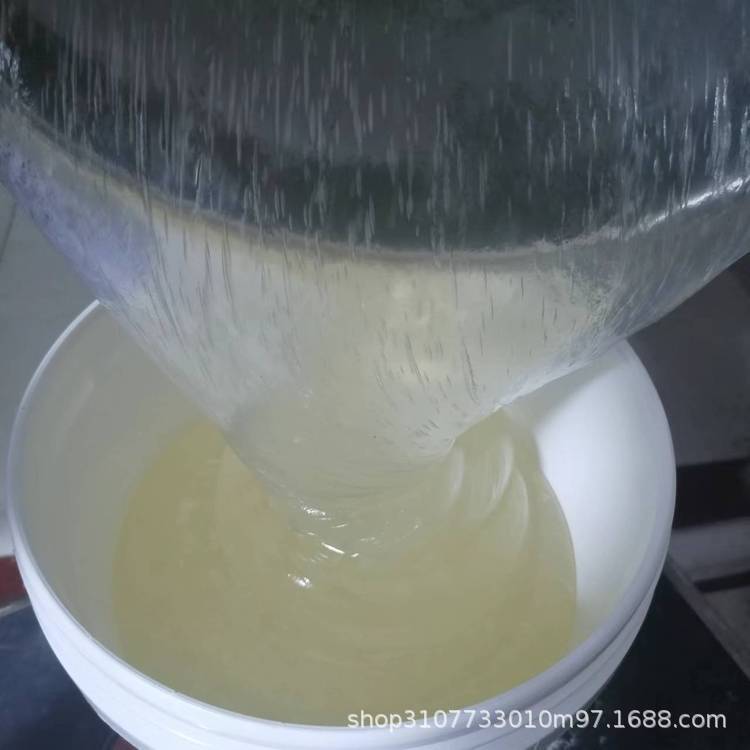 Жидкий бутиловый каучук с молекулярной массой 10 000, высокая текучесть, можно использовать для герметизации прокладок и т.д.