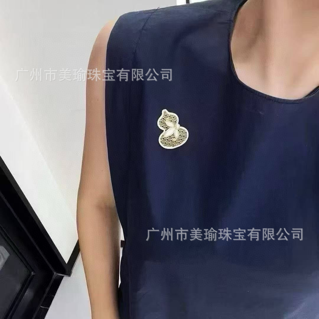 Finished Product: Natural Freshwater Pearl Gourd-Shaped Brooch, Alloy Women's Sweater Jacket, Elegant and Versatile Accessory, Light