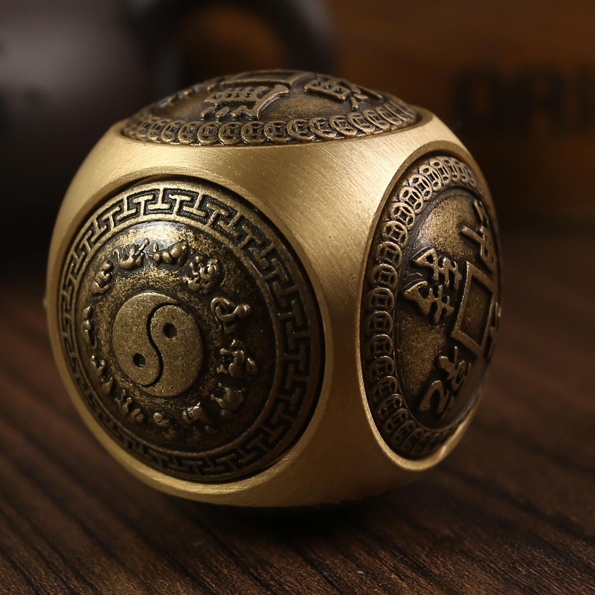 Brass six-sided round ball-shaped decompression and rotating handle parts, when running, recruiting rice Jinbao cattle to Qiankun high-end gifts