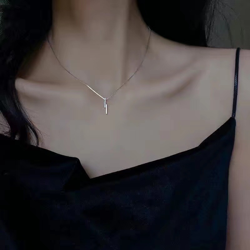 Popular necklace for women ins niche light luxury design cold style clavicle chain trendy new light luxury simple student chain
