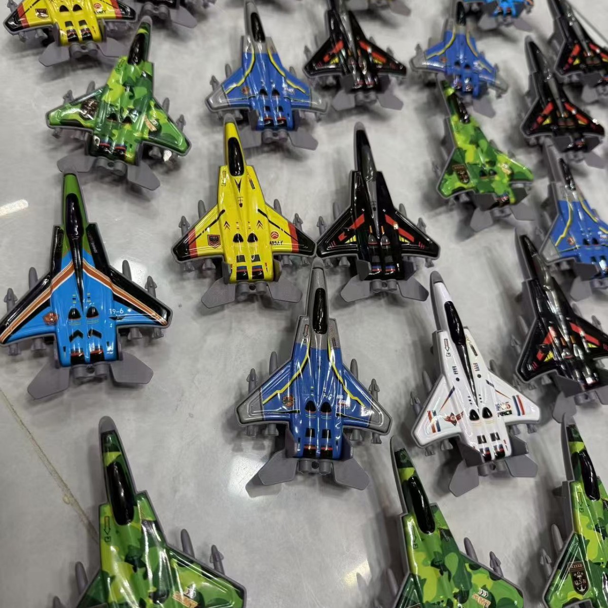 Маленькие игрушки для детей, мультяшный металлический самолет с возвратом, маленькие подарочные игрушки для детского сада, прямая поставка от производителей