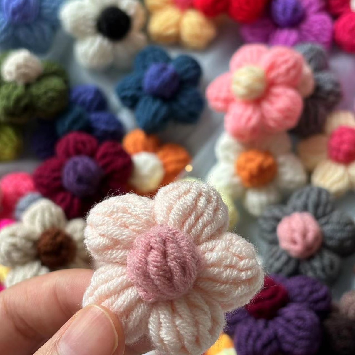 Оптовая продажа ручных пуховых цветов, шершавая цветочная заколка для волос, аксессуары для ювелирных изделий, брошки, аксессуары для одежды