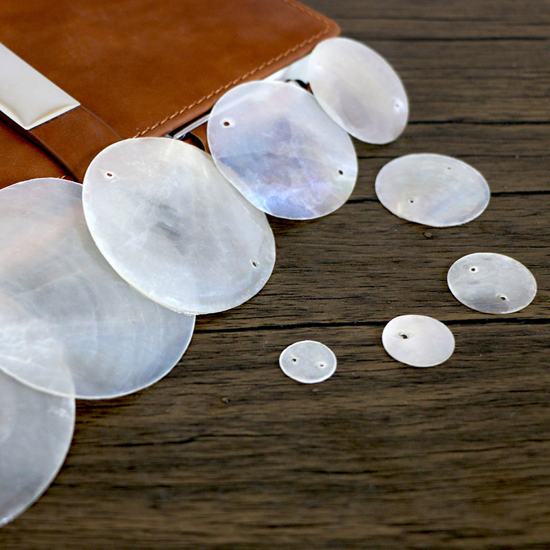 Factory direct Indonesian shell round piece natural transparent wind chime lighting shell wedding props Mica wedding