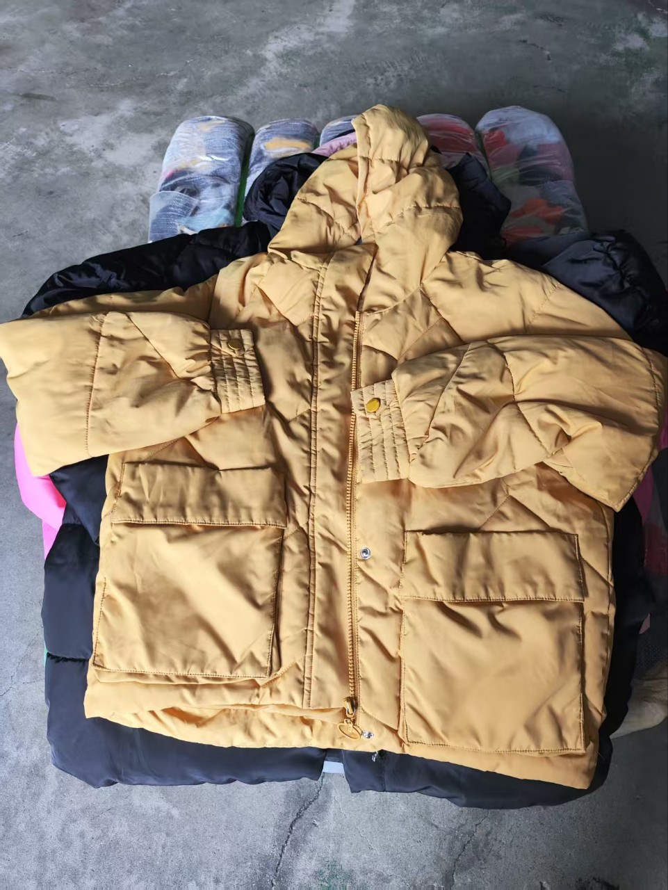 Second-Hand Clothes from Africa, Women's Cotton Jackets, Coats, Etc. 2 Yuan, 3 Yuan, 0.5kg Yuan, 0.5kg Yuan Per Pound