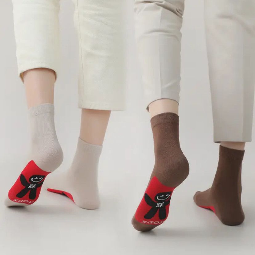 Autumn and Winter Red Socks for Men and Women, New Mid-Tube Cartoon New Year Socks, Bright Red Trendy in Stock