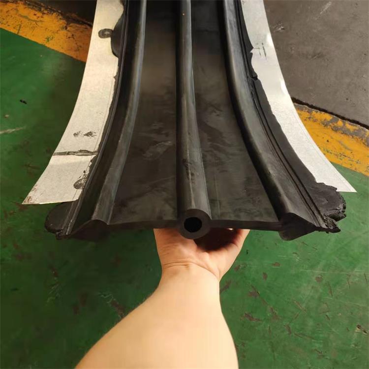 Steel-Edged Rubber Waterstop for Engineering Projects, Bridges, Tunnels, and Construction; Steel-Edged Waterproofing Embedded in the Ground