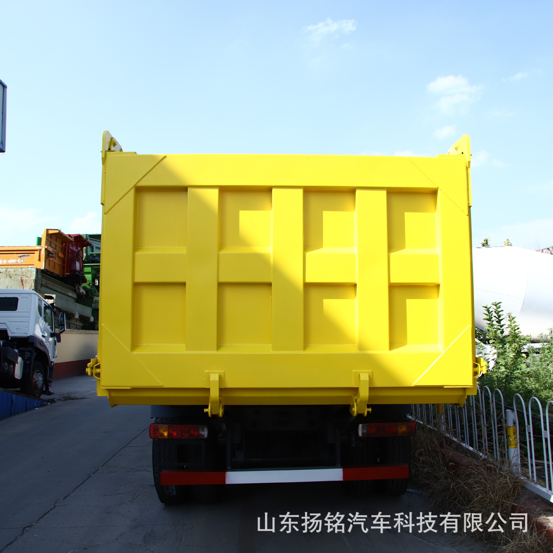 Overseas Supply of Heavy-Duty Truck Front Four Rear Eight Dump Truck Sand and Gravel Truck 371 Horsepower Rear Flip Dump Truck