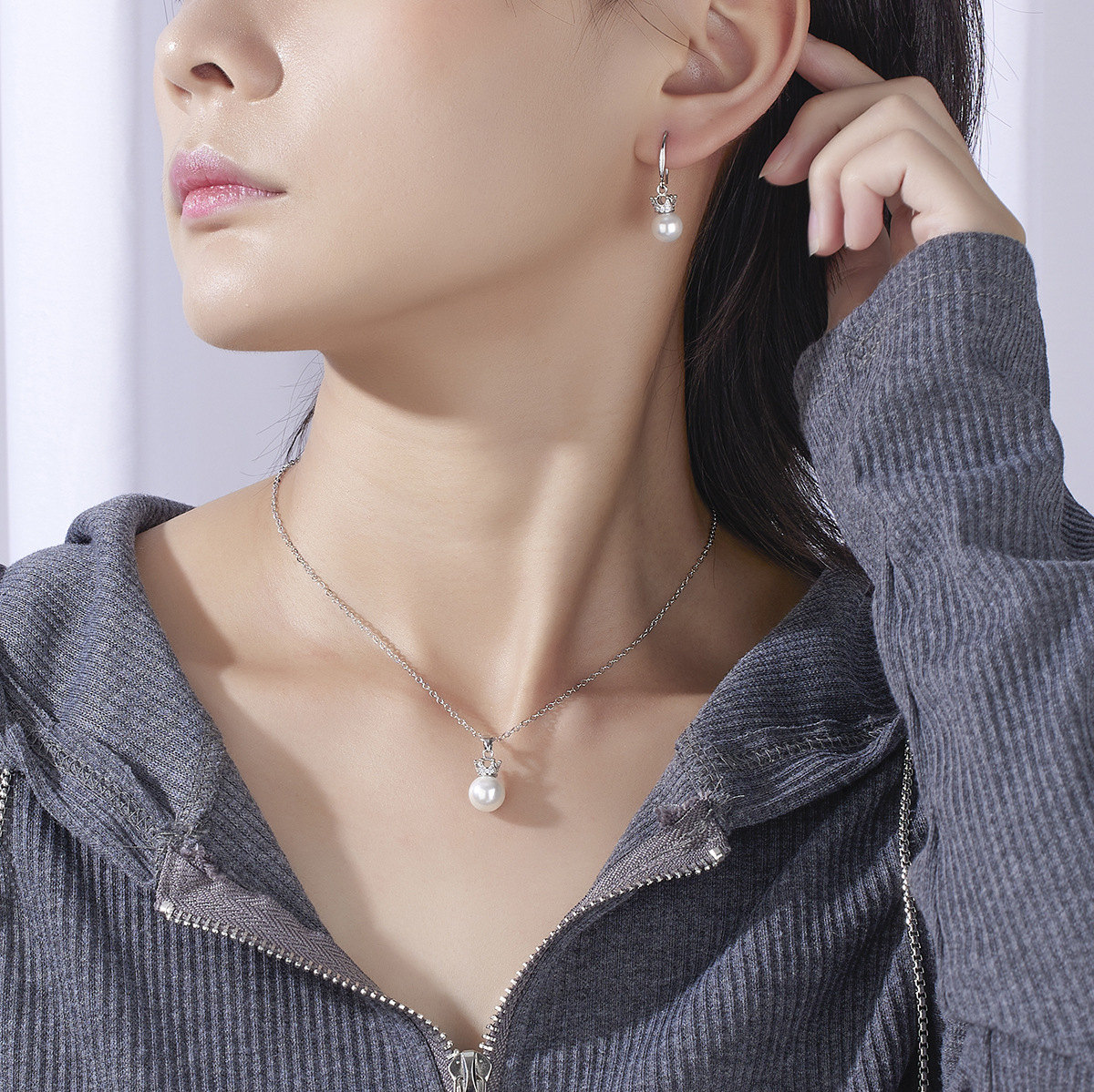 2022 new Korean fashion fashion small crown beaded pendant ear hook two-piece empty support finished products wholesale