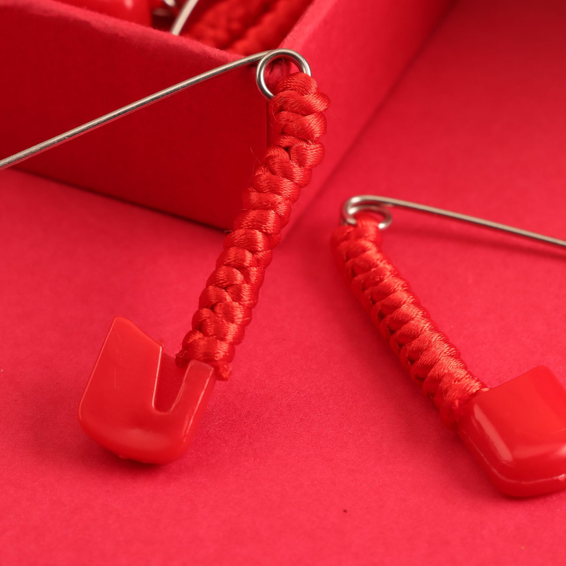 Birth year hand-woven diamond knot red rope brooch body protection safety shock Children Baby Safety Pin