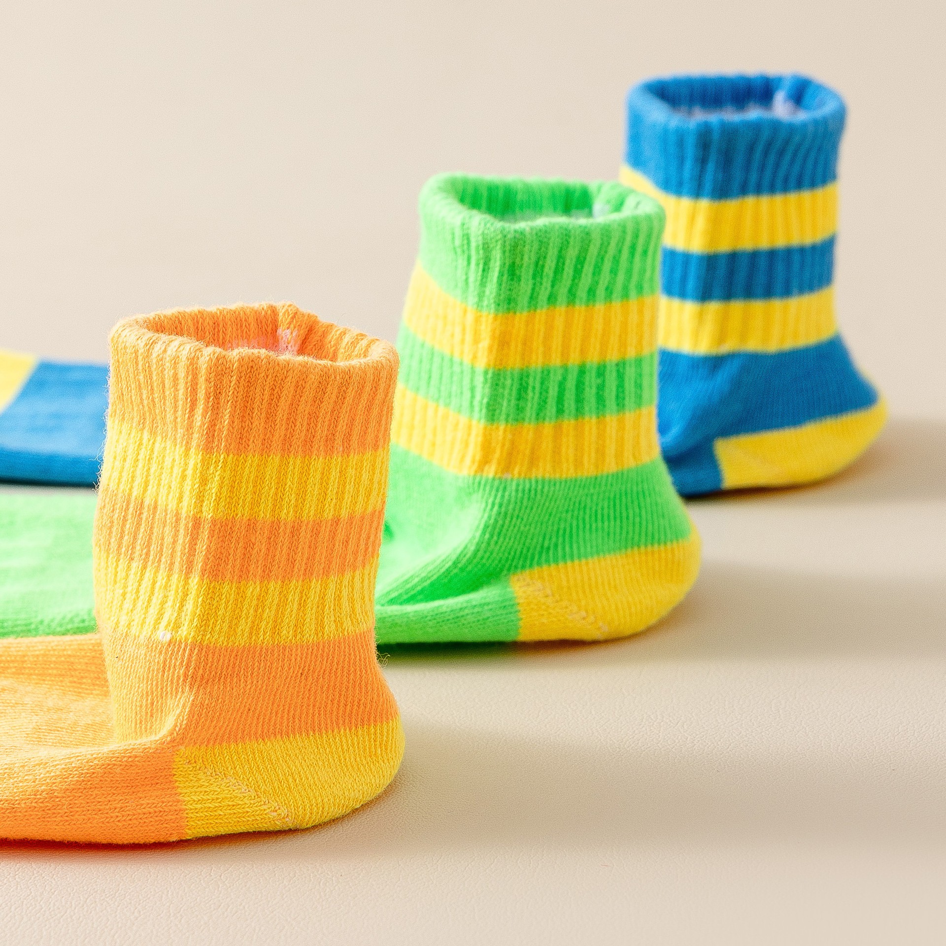 Trampoline socks factory direct tube anti-slip socks high-top early education center floor socks free design LOGO