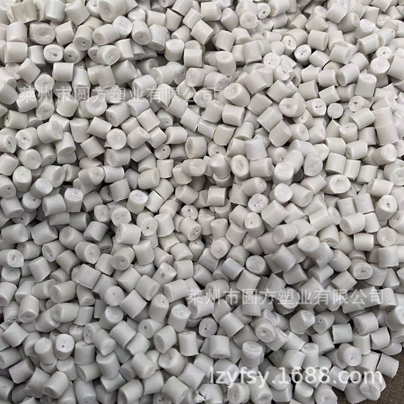 Производители производят белую PPR водопроводную трубу из переработанного материала, PPR фитинги из белых пластиковых частиц и частиц ПП доски