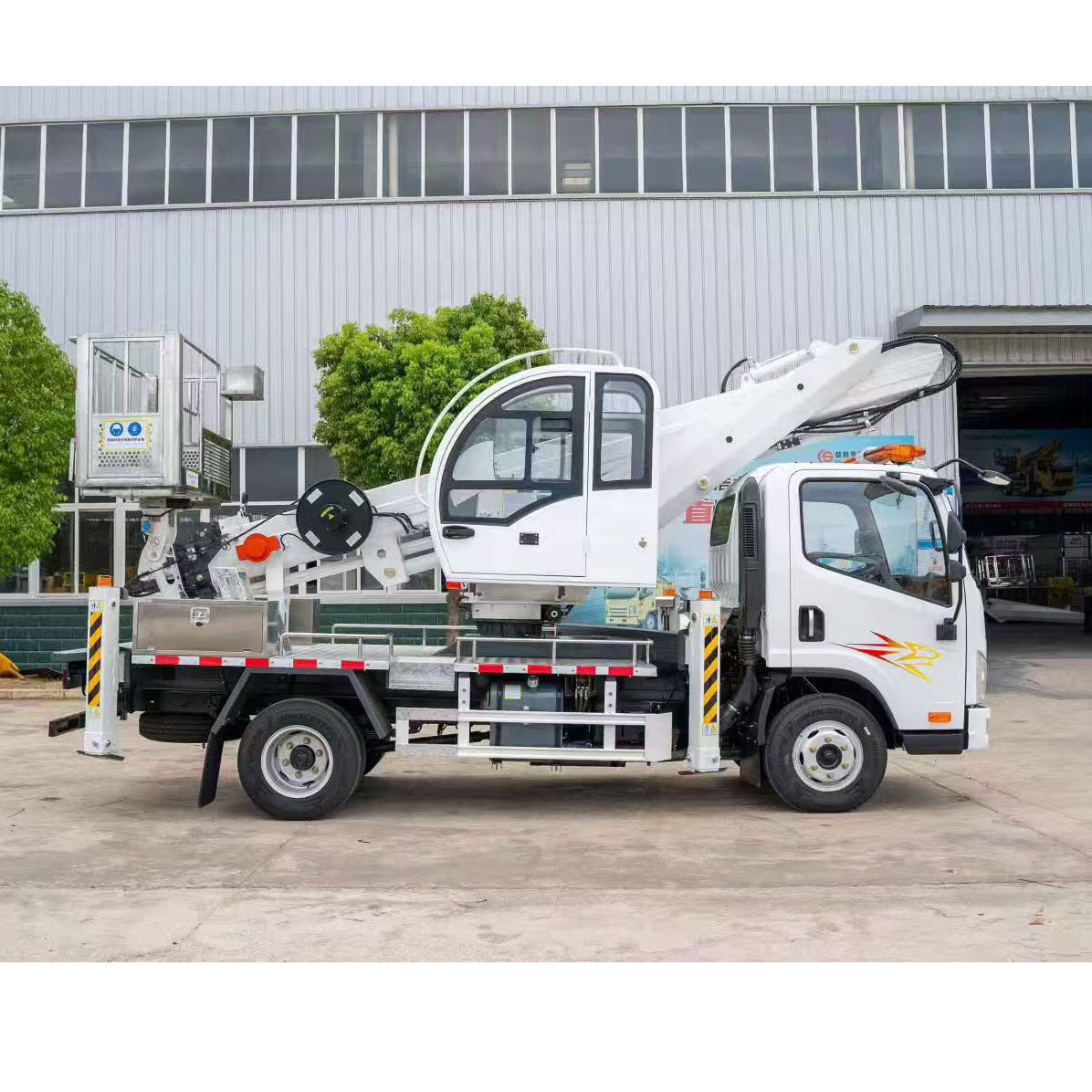 Подъемник для высотных работ, подъемник с прямой стрелой, подъемник с изогнутой стрелой с корзиной 24м доступен для экспорта