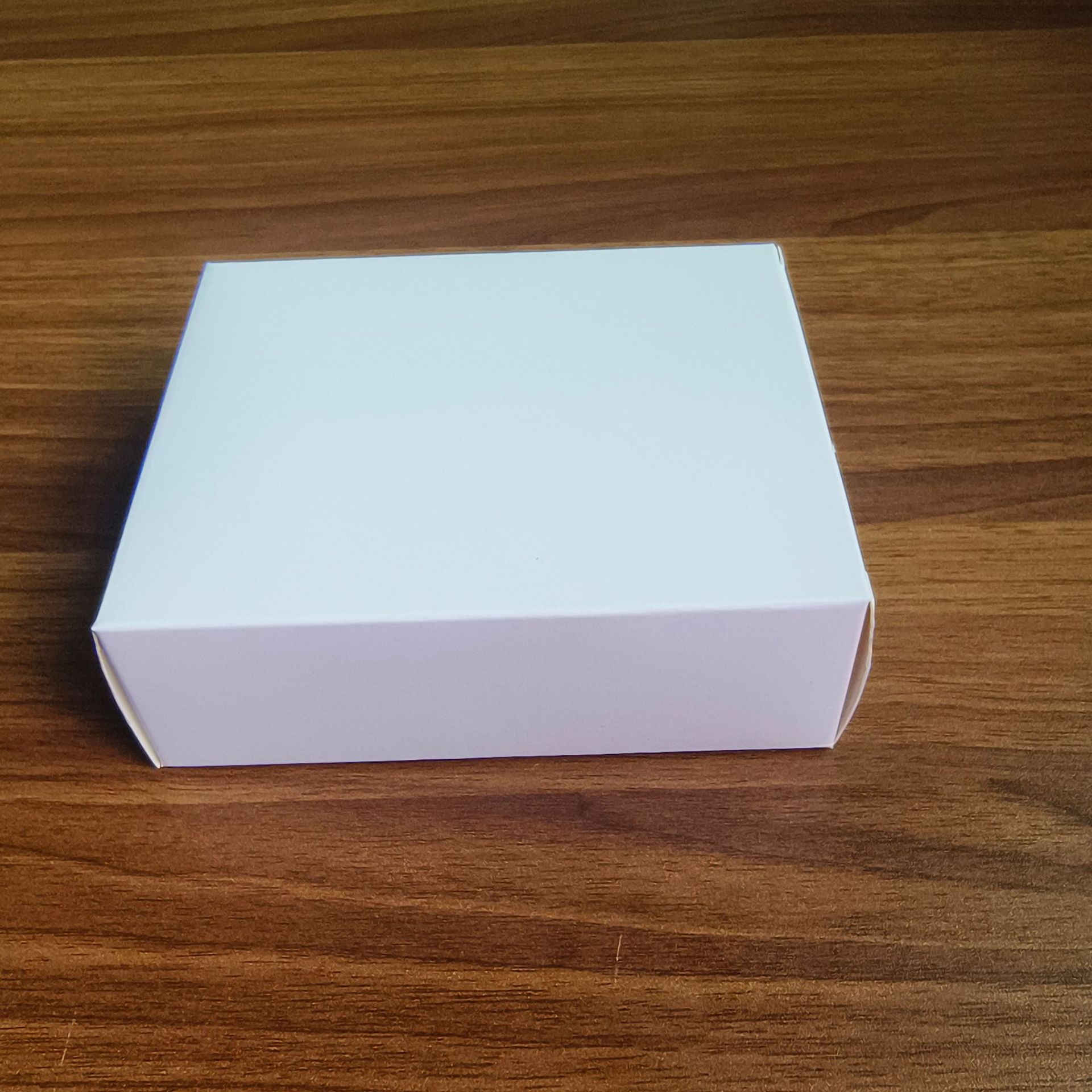 Universal White Cardboard Boxes in Stock, Wholesale Price, Fast Delivery, Light Materials, Easy to Export, Wear-Resistant, Unlimited Wholesale Quantity