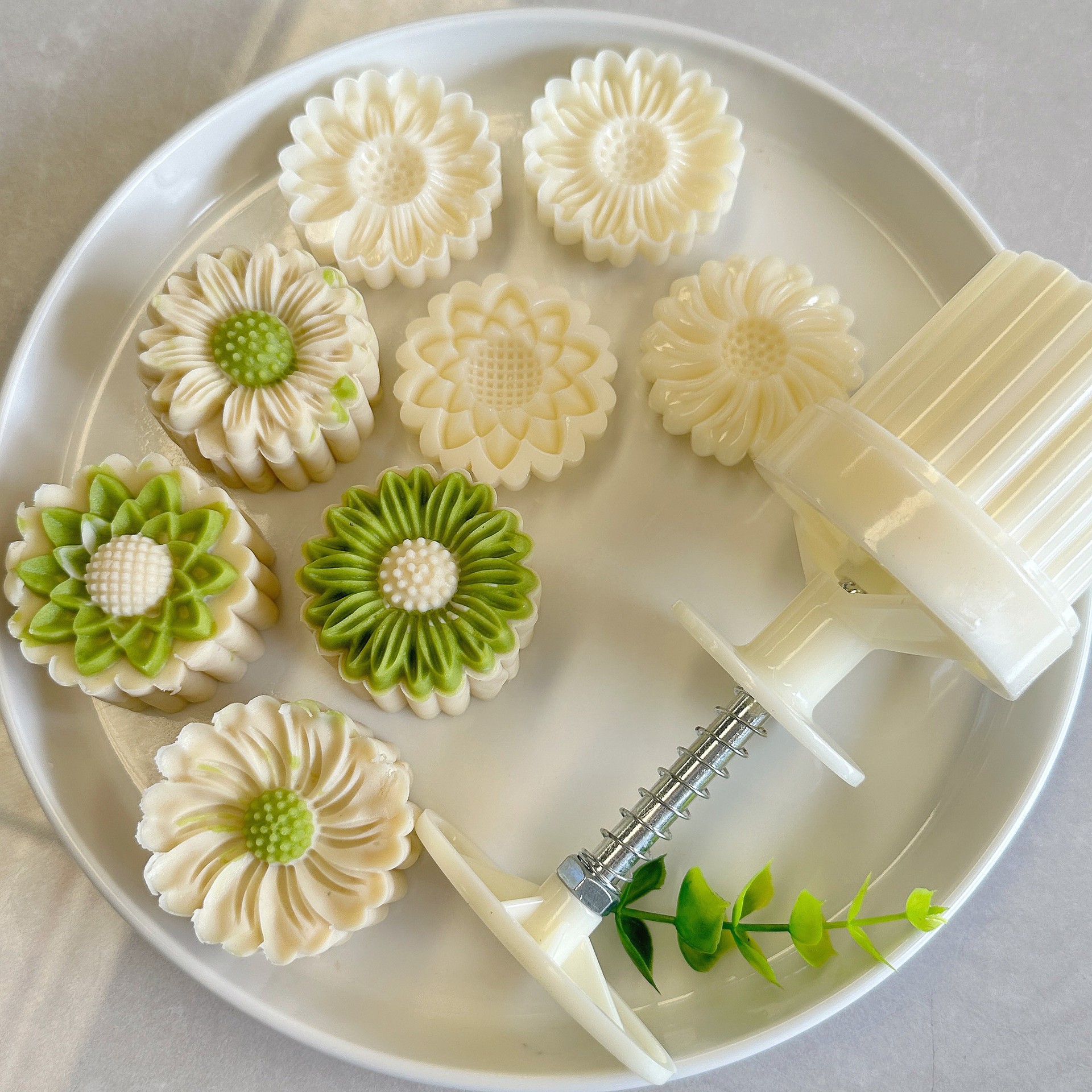 Hongyin Zhenpin 50g Stereo Artificial Small Daisy Peach Mountain Skin Mooncake Mung Bean Cake New Hand-Pressed Mold Set