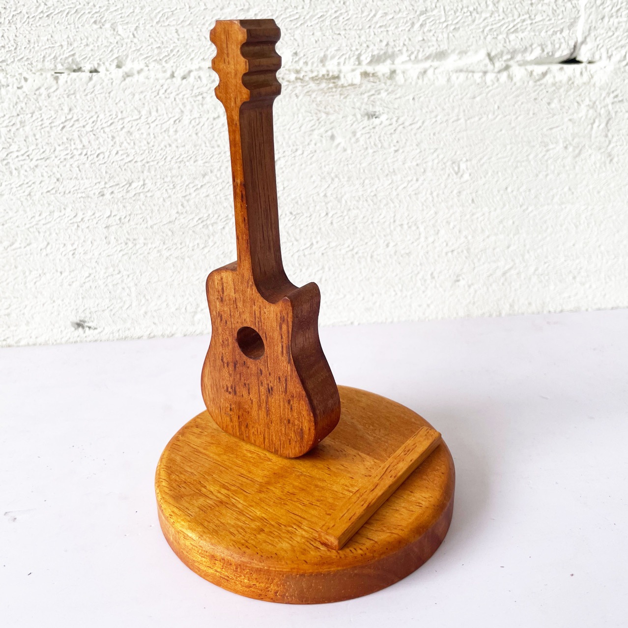 Оптовая высококачественная персонализированная подставка для мобильного телефона из массива дерева, декор для стола, декор для офиса