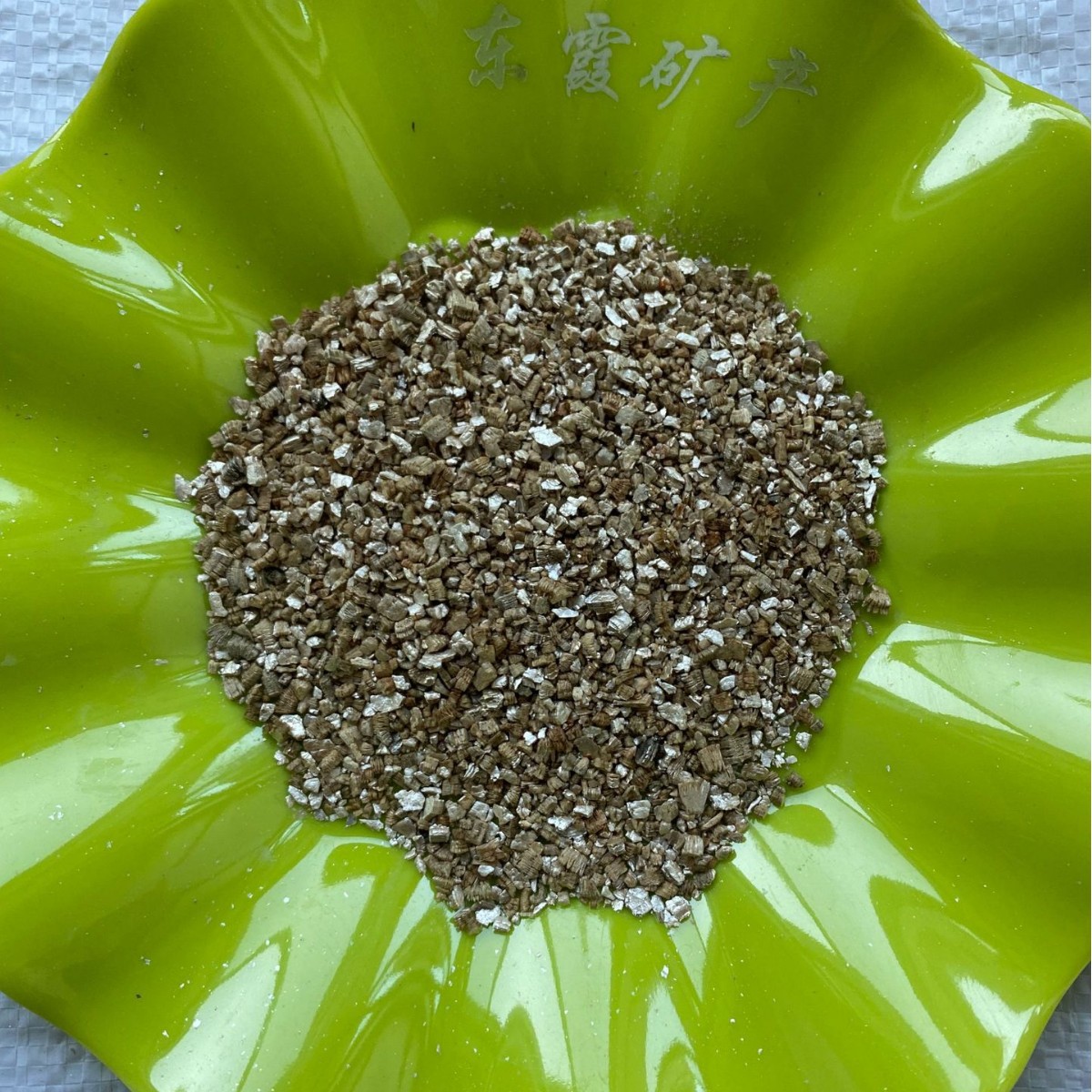 Large Particles of Silver-White Vermiculite for Reptile Pets, 5-8mm, Used for Insulation, Seedling Cultivation, and Incubation; Expanded Xinjiang White Vermiculite