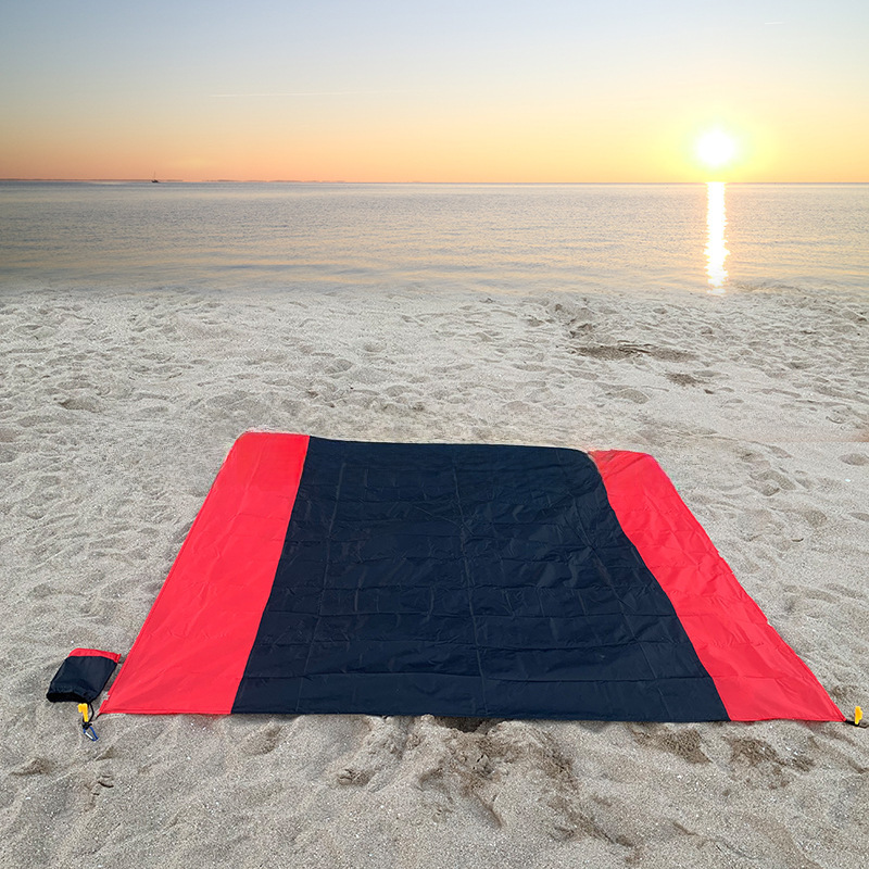 Outdoor camping waterproof convenient foldable two-color picnic mat moisture-proof mat polyester plaid pocket beach mat