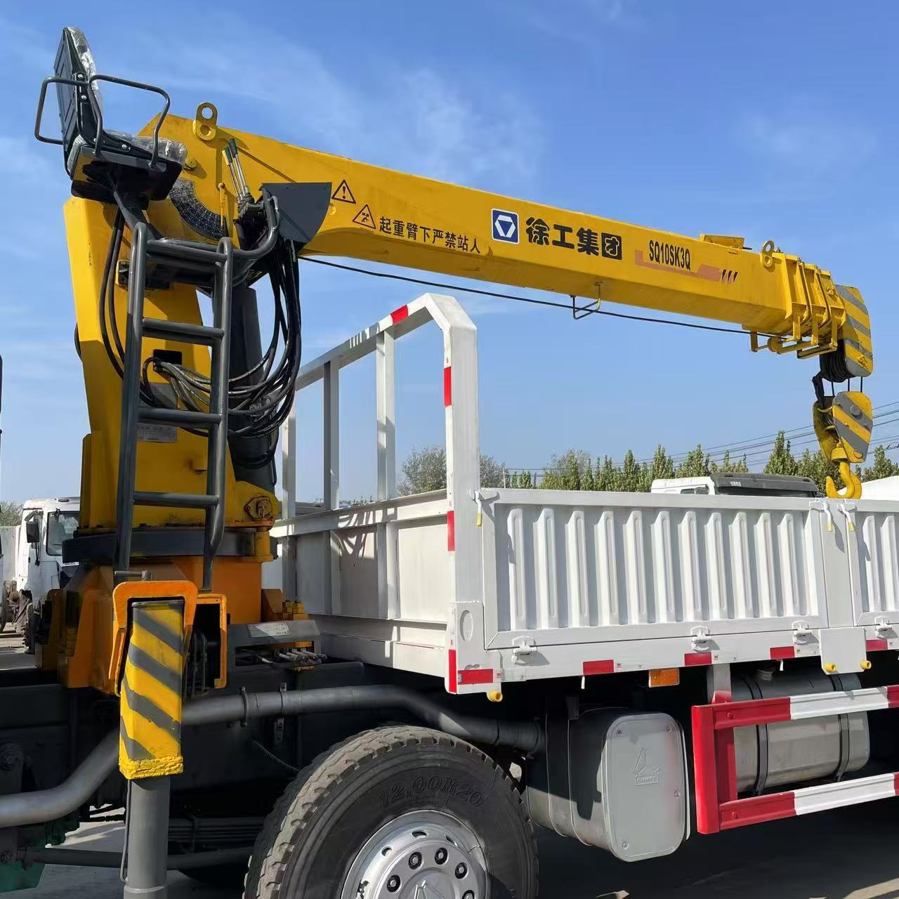 New Howo Truck with Crane for Export, Front Four-Wheel Drive, Rear Eight-Wheel Drive, Howo 371 High Horsepower 8X4 12-Ton Crane Arm