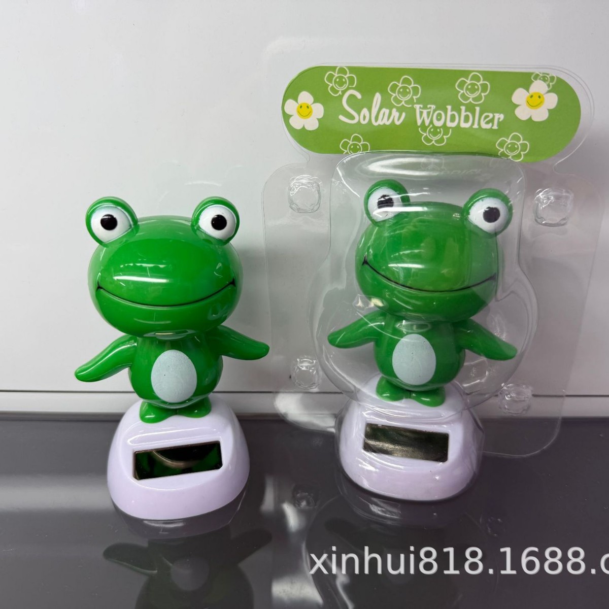 Car Ornaments, Car-Mounted Cross-Border Solar Swing, Internet Celebrity Frog Car Interior Accessories, Decorative Items