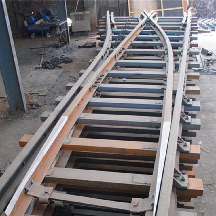 Switch Track Diverter Device with Flexible Levering and Stable Locking