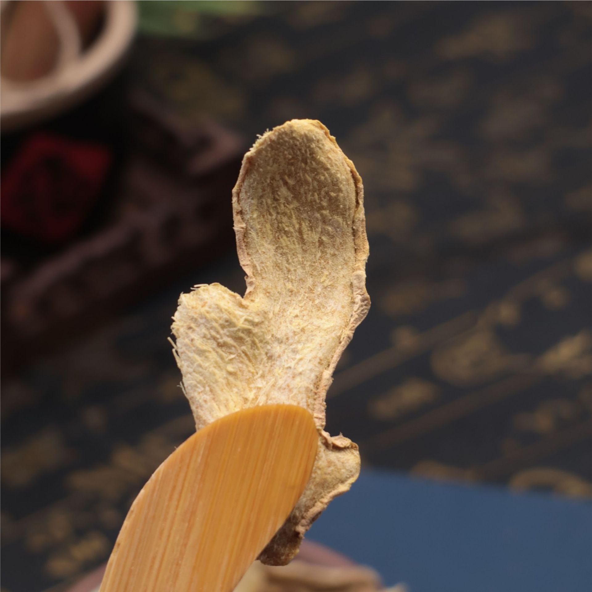 Factory Wholesale Small Turmeric Slices, New Goods, Bulk Dry Ginger Slices with Red Dates and Wolfberry Soaked in Water for Soup, Dehydrated Ginger Slices