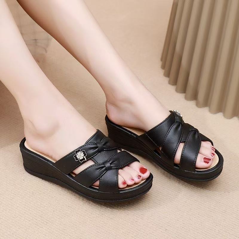 New Style Mom Slippers for Women to Wear Outside in Summer Thick-Soled Versatile Non-Slip Wedge Heels Lightweight Soft-Soled Middle-Aged Ladies Sandals